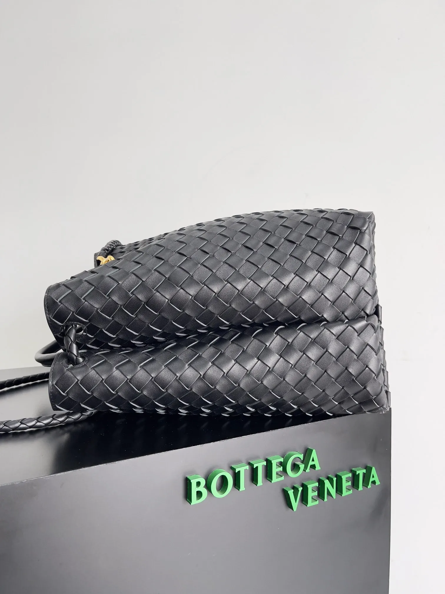 Batch 3760 Recently, the same style of bag that celebrities love is both high-end and practical. Michelle Yeoh, Kim Namjoon, Jing Boran, Tong Liya, Sun Qian, Wu Qianyu, Du Juan, Ma Yili and Bai Baihe are all carrying Bottega Veneta summer series Andiamo handbags. Andiamo has a simple structure and rounded lines. The whole piece is made of Nappa leather. It is comfortable, soft and dynamic. It adds interest to daily life and can be easily matched with various styles. Andiamo handbags are available in three sizes: small, medium and large. There are many colors to choose from, which can meet different needs. You can really carry it whether it is daily or attending events. Style number: 743575 Size: 45*22*34 including handle height 44cm